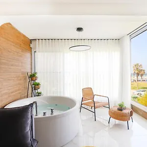  דירה Oceanfront House W Jacuzzi ביץ האוס על הים